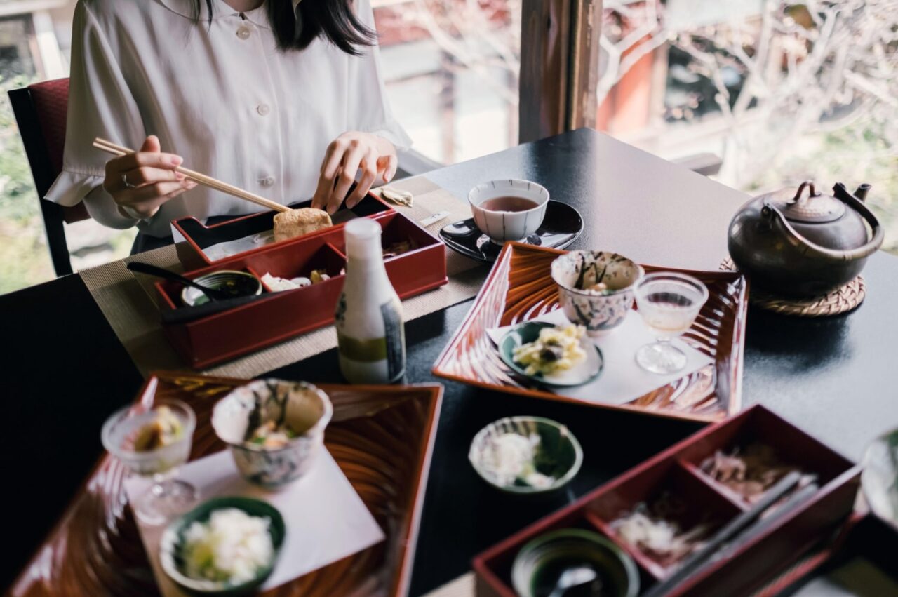 Tendințe alimentare în Japonia: fast food vs. slow food